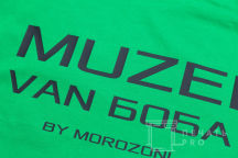 Зеленая футболка с надписью «MUZEI VAN БОБА»