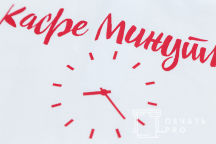 Белые футболки-поло с логотипом «Кафе Минутка»