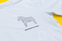 Белые футболки с логотипом «ECOMMERCE»
