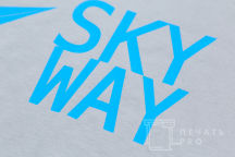 Серые футболки с надписью «SKY WAY»